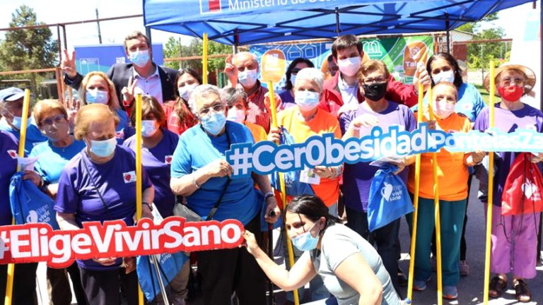 Más de 50 adultos mayores de Talca reciben kits deportivos