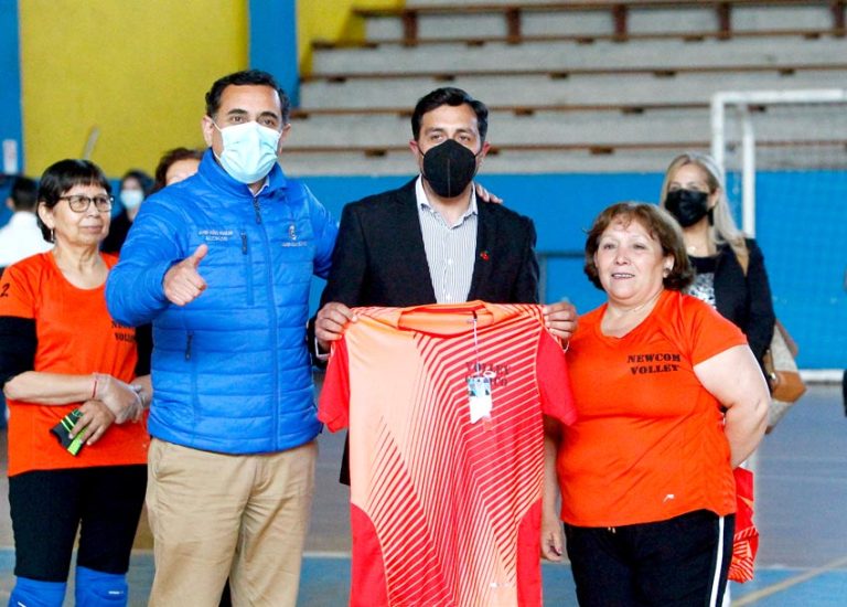 Adultos mayores de Curicó y Romeral protagonizaron encuentro deportivo