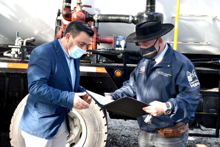 Entregan moderno camión limpiafosas a Sagrada Familia