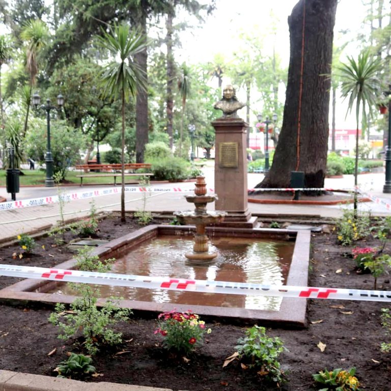 Reparan figuras patrimoniales en la Plaza de Armas de Curicó