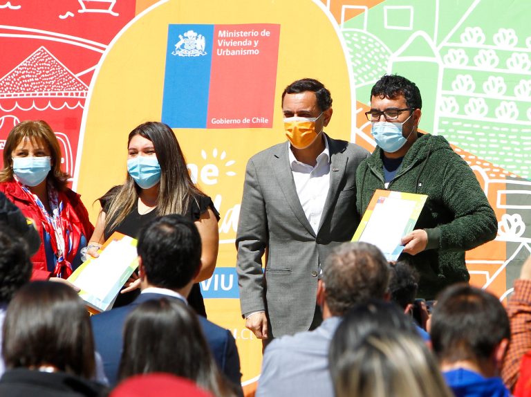 133 familias de la comuna de Curicó recibieron  sus certificados de subsidios habitacionales DS1