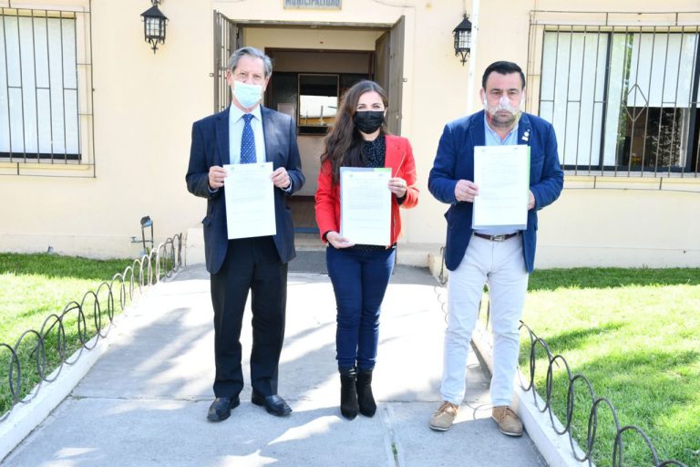 En beneficio de vecinos: Sagrada Familia y  Hualañé suscriben convenio de colaboración