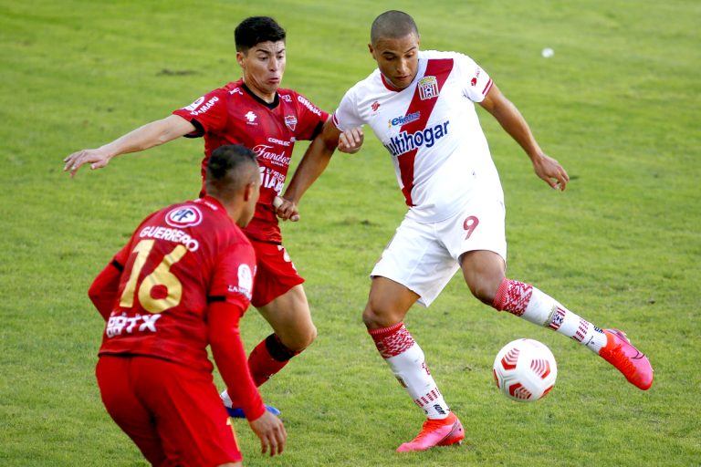Noche de clásico en el estadio La Granja