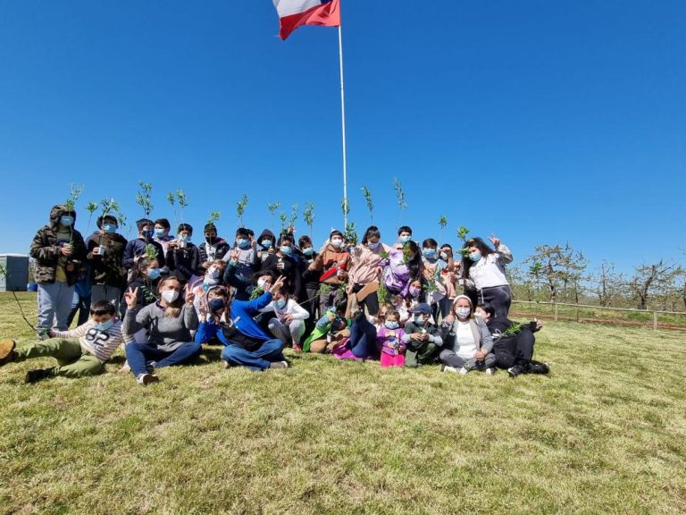 Capacitan a estudiantes respecto al cuidado del medio ambiente