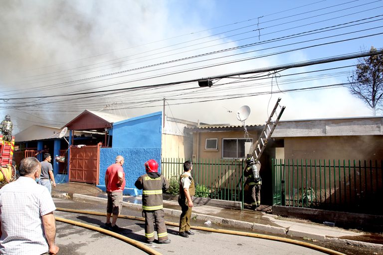 Incendio afectó a cuatro casas en población Manuel Rodríguez