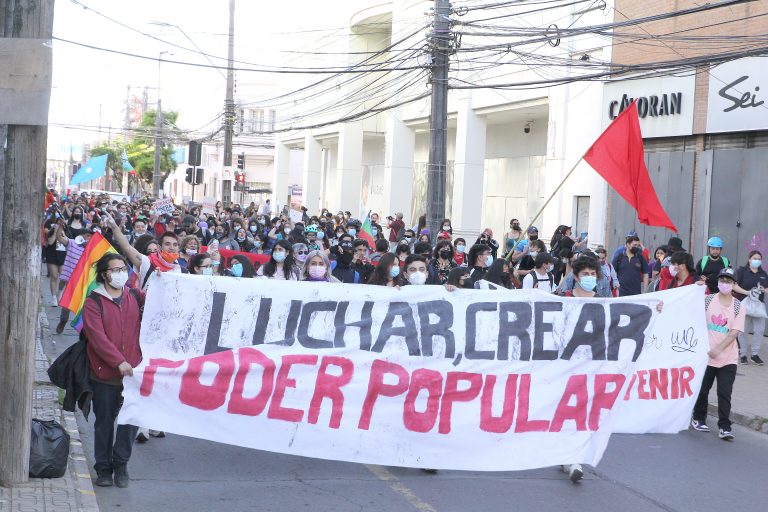 Curicanas y curicanos marcharon a dos años del “Estallido Social”
