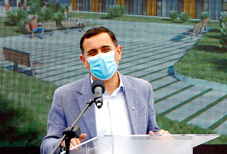 Alcalde llamó al Minsal a transparentar estrategia ante aumento de casos Covid