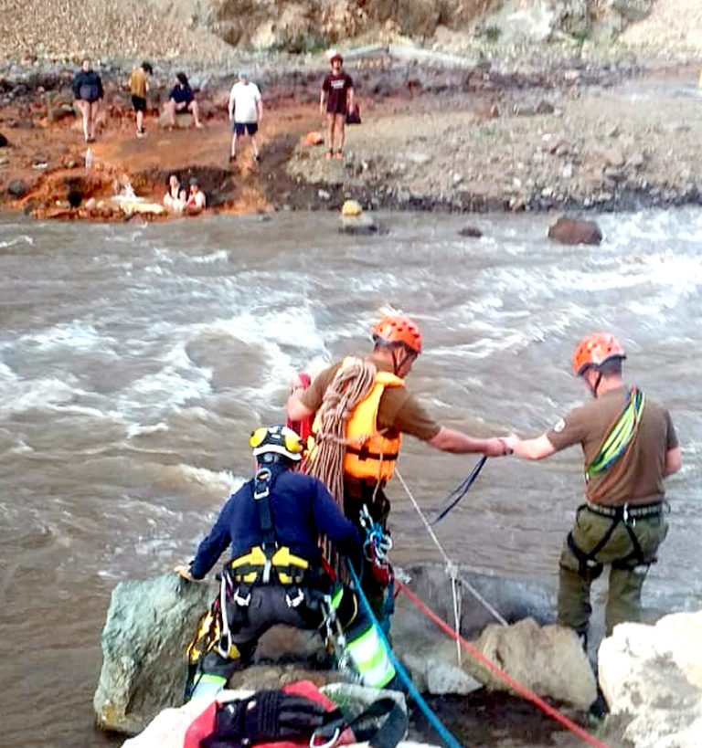 Carabineros rescató a 14 turistas aislados en la cordillera maulina