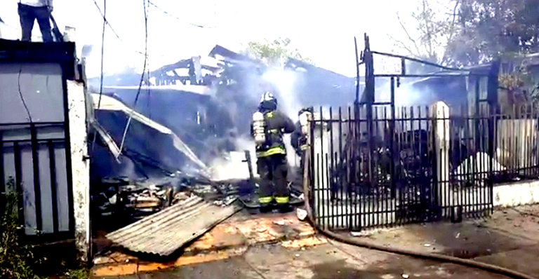 Incendio afectó a tres viviendas en el sector sur poniente de Curicó
