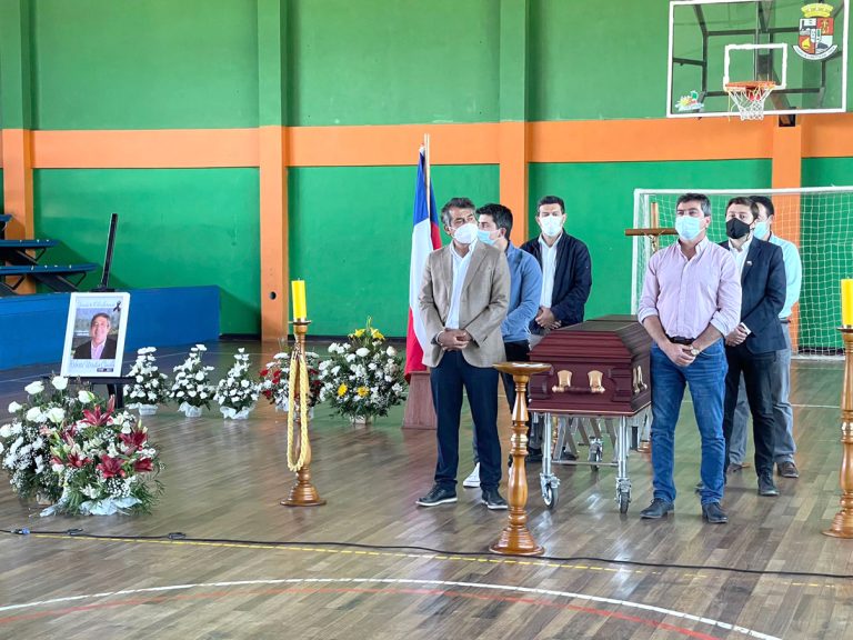 Constitución despide con pena y dolor a exalcalde Roberto Urrutia