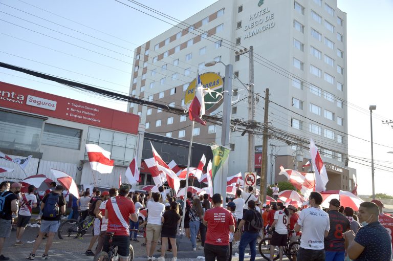 Bullicioso y colorido banderazo albirrojo