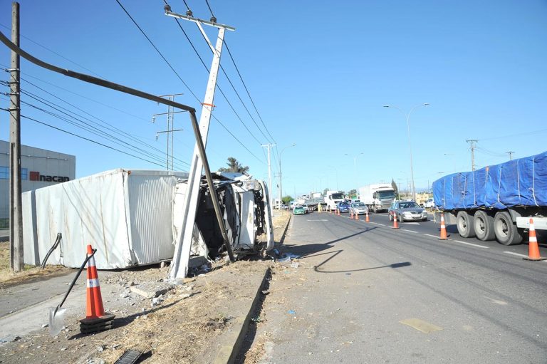 Tres heridos dejó volcamiento de  camión frente al nuevo hospital
