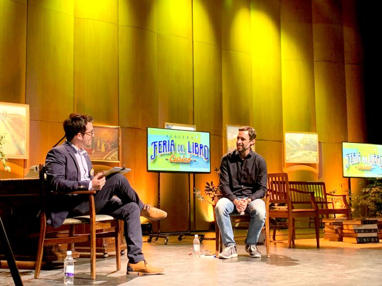 Feria del libro abrió sus puertas con charla de Daniel Matamala