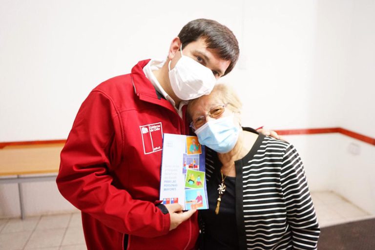 Entregan guía de beneficios para  adultos mayores de toda la región