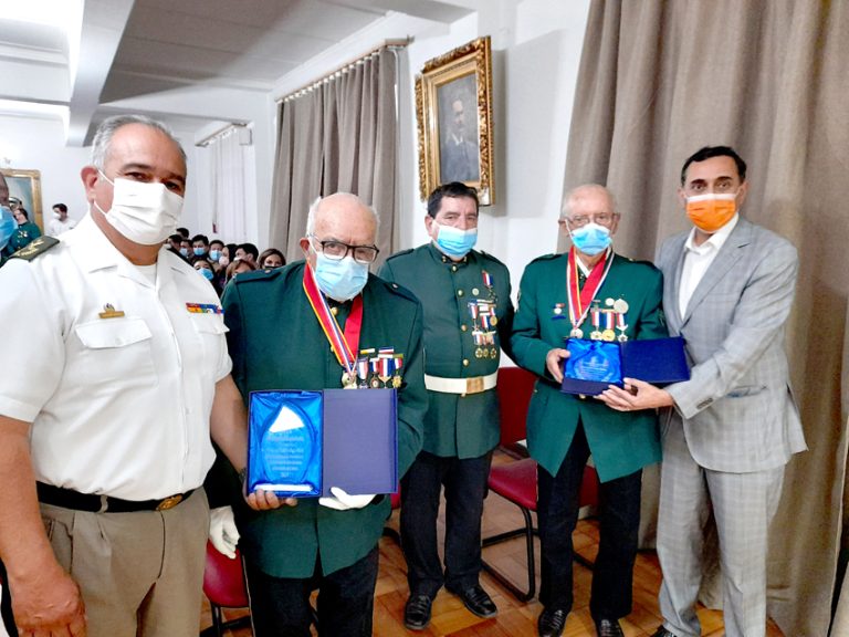 Distinguen a voluntarios de Bomberos por 60 y 80 años de servicio en Curicó