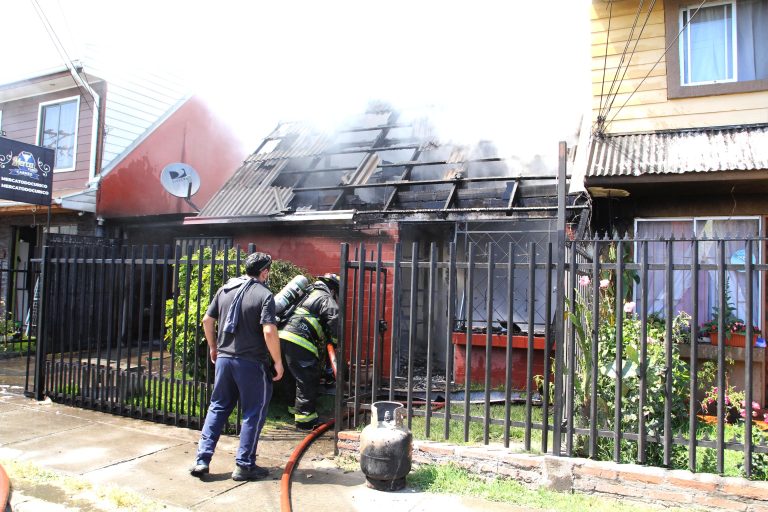 Dos casas afectadas por incendio en sector surponiente de Curicó