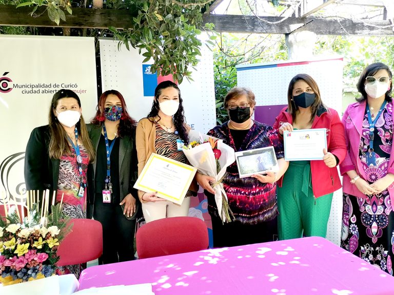 Curicana recibió Premio Escuela Mujer Emprende