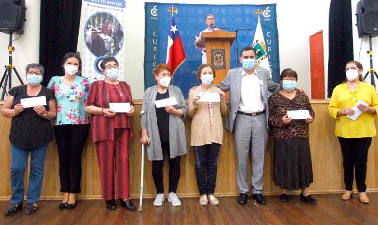 Entregan importantes recursos a clubes de adultos mayores