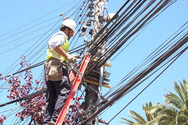 Aconsejan dar curso a ordenanza para soterrar cables en zona céntrica de Curicó