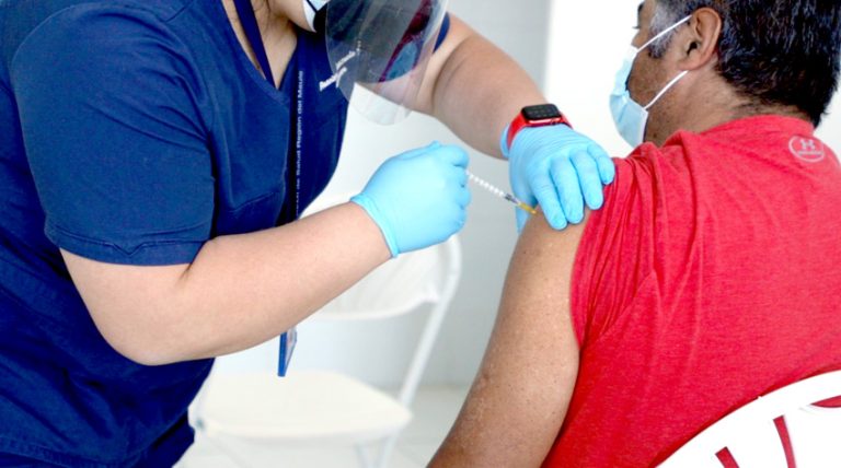 Municipio y Seremi de Salud habilitan  punto de vacunación en el Terminal