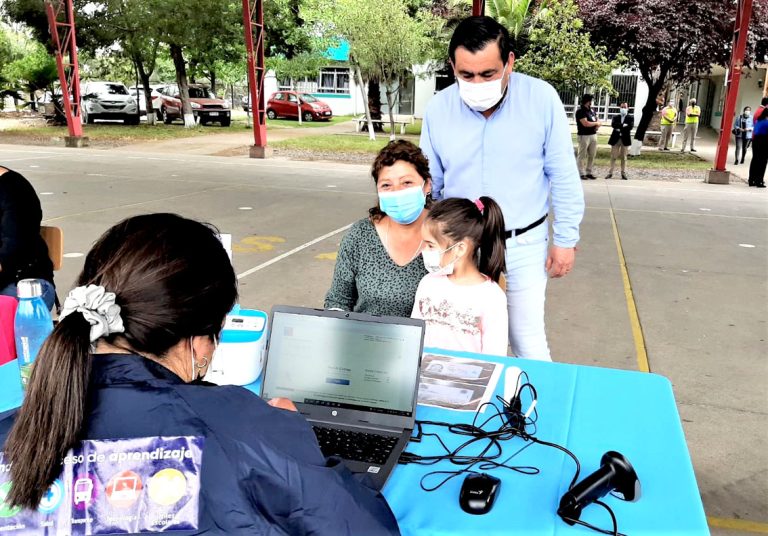 Alumnos de Sagrada Familia recibieron computadores para continuar sus clases