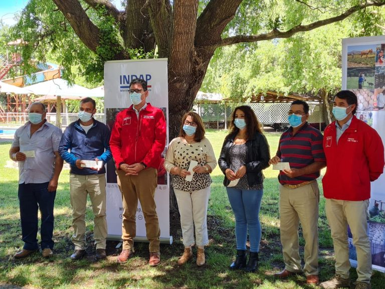 Subsecretario de Agricultura entregó incentivos de emergencia y un tranque