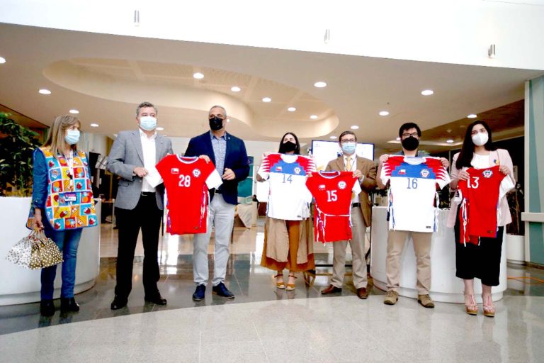 Federación de Fútbol entregó batas a pacientes oncológicos