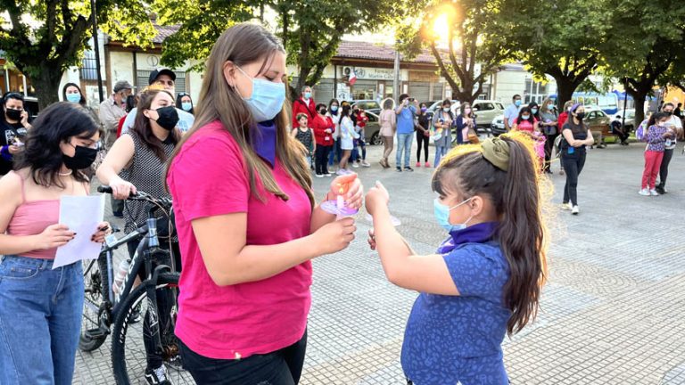 Conmemoran a víctimas de femicidio con velatón en Molina