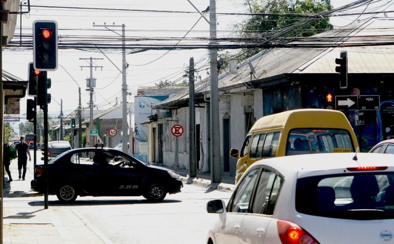 Céntrica esquina vuelve a contar con semáforo