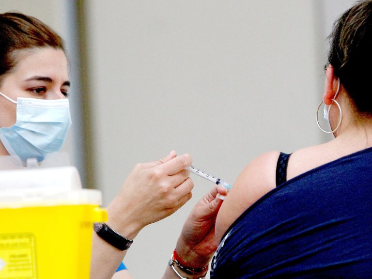 Más de 600 personas respondieron a nueva  jornada especial de vacunación en Curicó