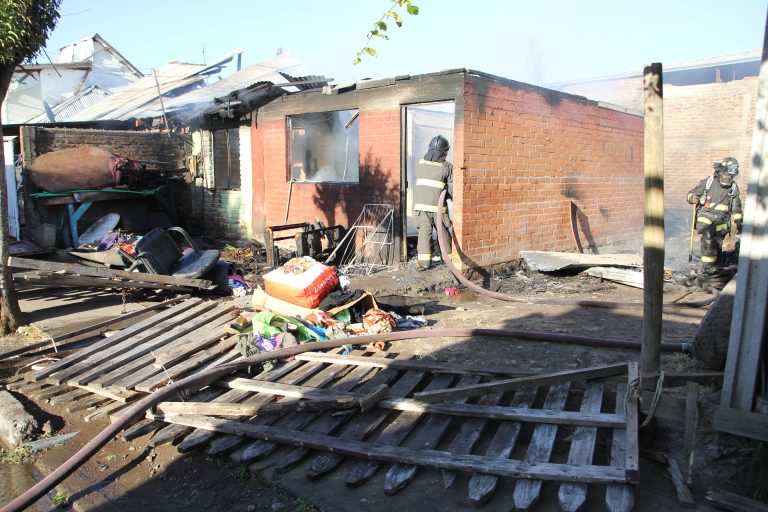 Dos casas afectadas por incendio  en sector surponiente de Curicó