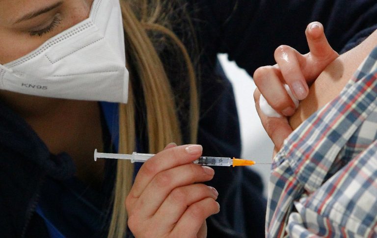 Covid-19: Dos centros de vacunación atenderán mañana sábado en Curicó