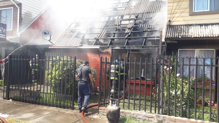 Una vivienda totalmente destruida dejó incendio en calle Valvanera