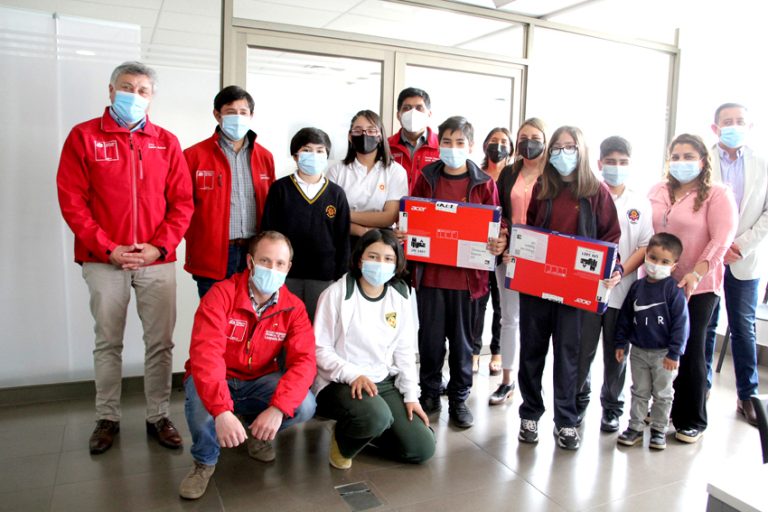 Alumnos de 7º básico recibieron sus computadores