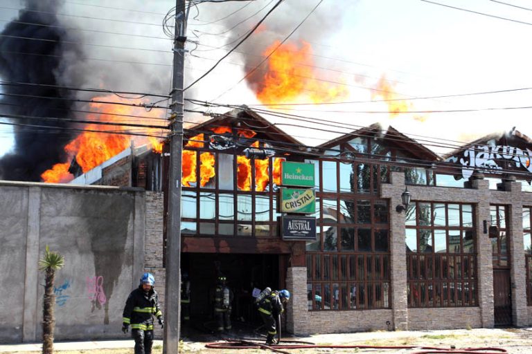 Millonarias pérdidas dejó incendio en local curicano