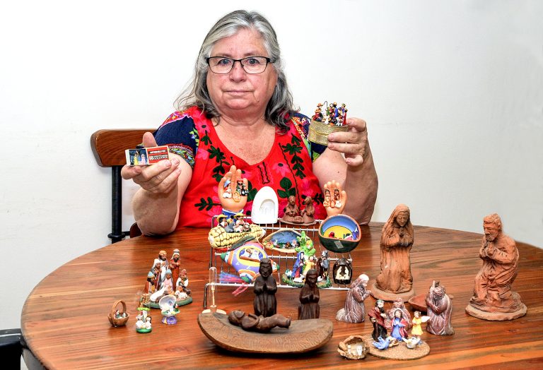 Amante de la artesanía atesora obras únicas como los pesebres navideños