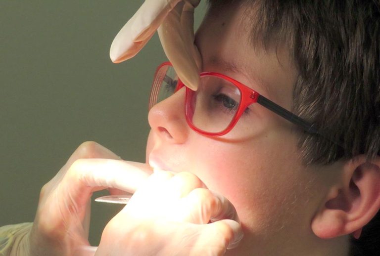 Académico UTalca es parte de equipo científico que investiga causa de “dientes de tiza” en niños