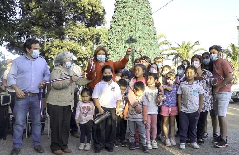 Junto a vecinos encienden árbol de Navidad en Teno
