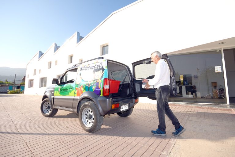Bibliomóvil seguirá llevando la lectura a sectores de Licantén