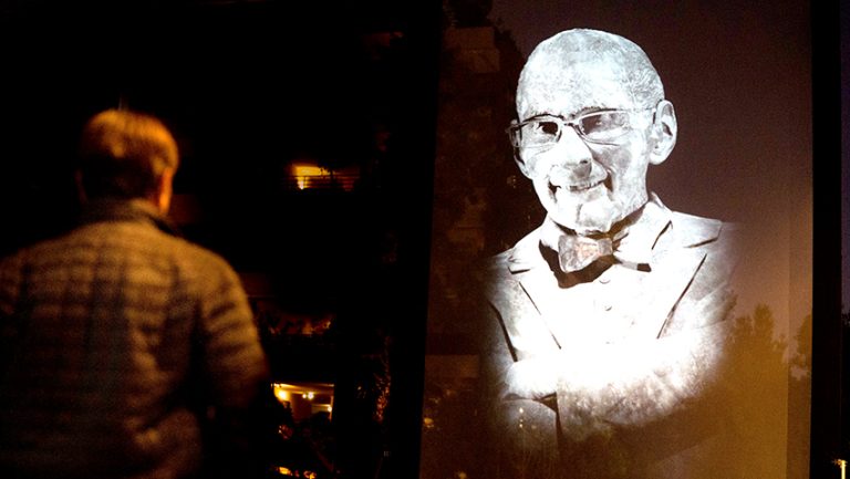 Con hologramas gigantes llega a Talca el primer Monumento Digital de Chile