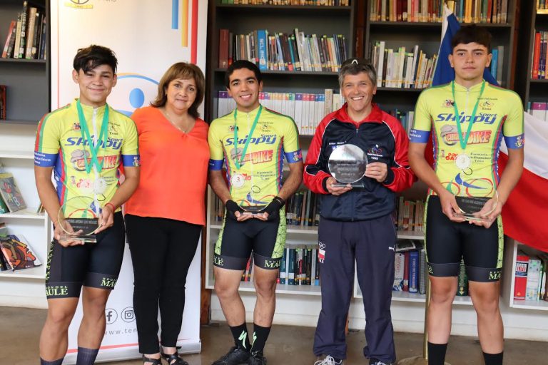 Municipio de Teno premió a ciclistas por logro deportivo