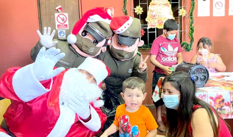 Viejito Pascuero y Carabineros repartieron regalos a niños y niñas