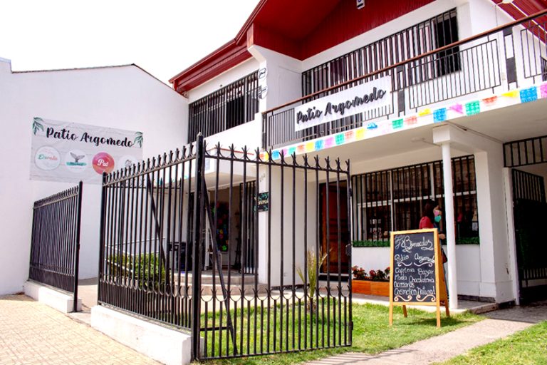 Emprendedora curicana que recibió apoyo del municipio se instala con local comercial