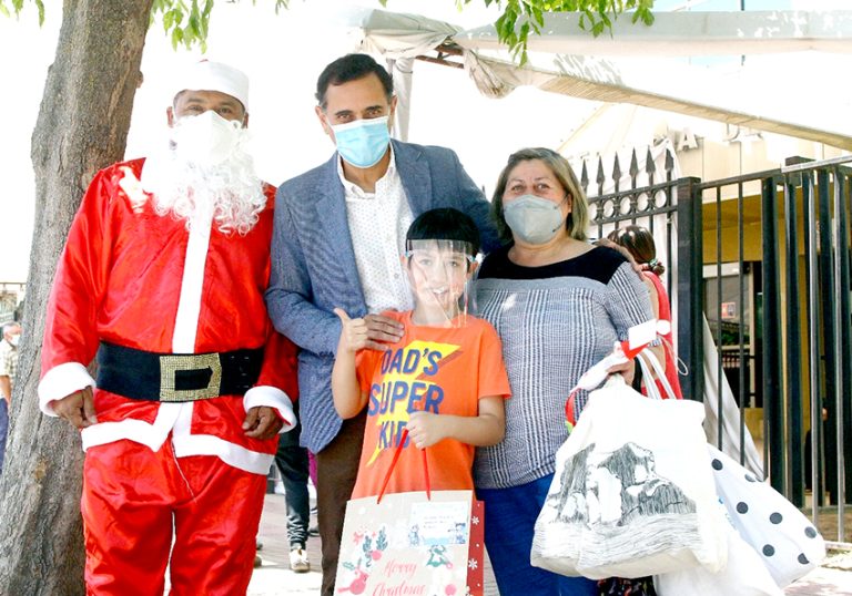 Ayudante del Viejito Pascuero visitó  a los niños del Hospital de Curicó