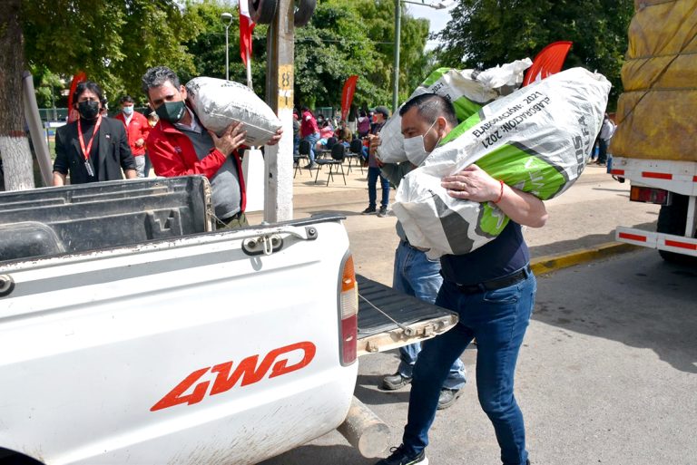 Entregan casi 10 mil sacos de alimento  para el ganado en la provincia de Curicó