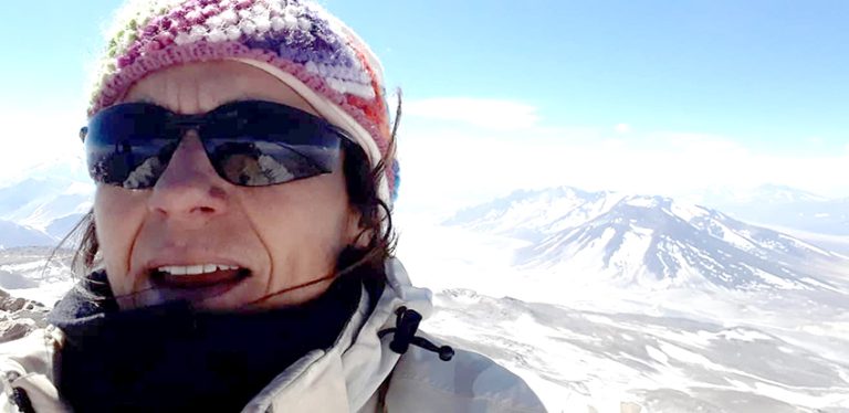 Atleta hace cumbre en Nevado Ojos del Salado