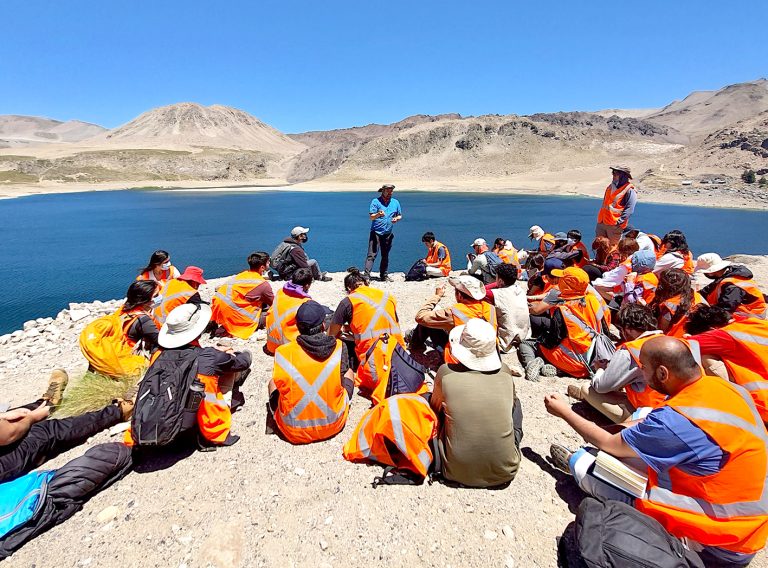 En terreno estudiantes analizaron relevancia geológica de la precordillera de San Clemente