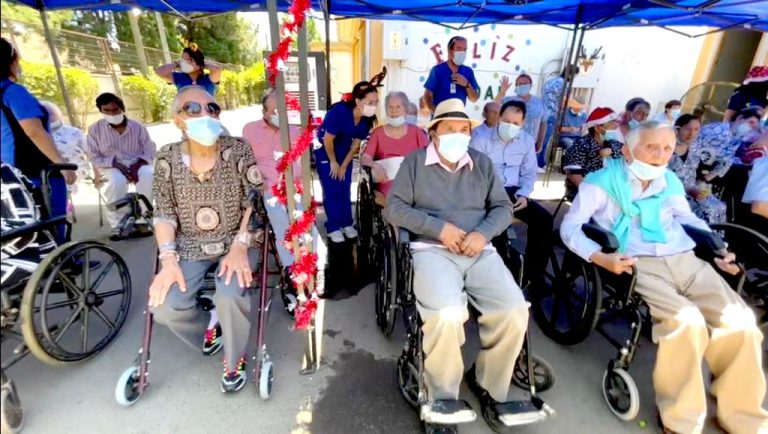 Radio Paloma y la vecindad del Chavo llevaron magia navideña a abuelitos del hospicio de Talca