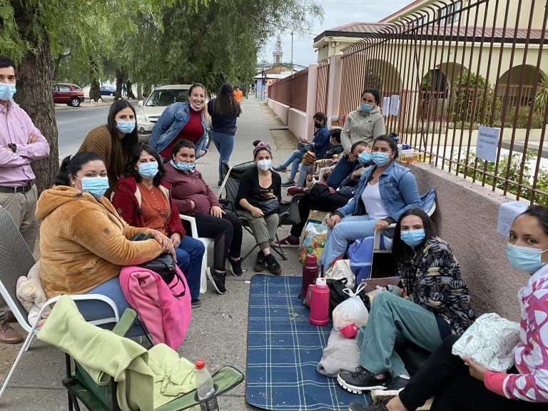 Padres y apoderados pernoctaron en las afueras de recintos educacionales para conseguir un cupo