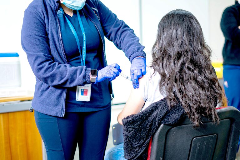 Avance de Ómicron: recomiendan teletrabajo y facilitar vacunación